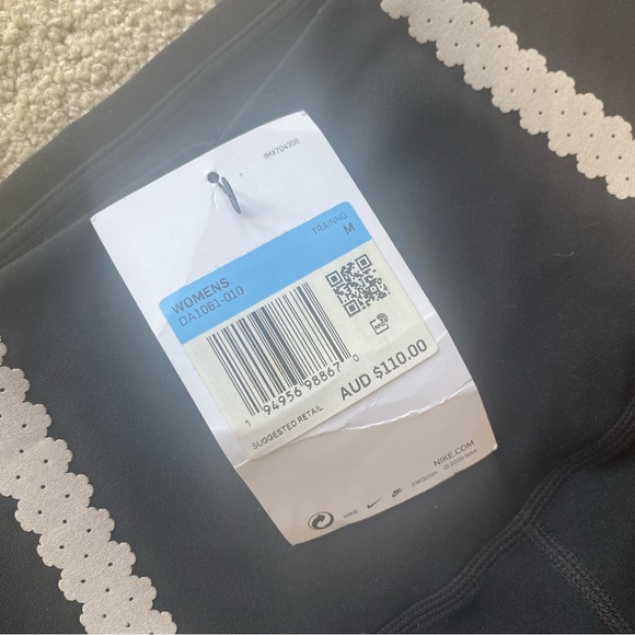 Nike Yoga dri fit leggings size M black yoga 7/8 with neutral detail - Picture 6 of 7